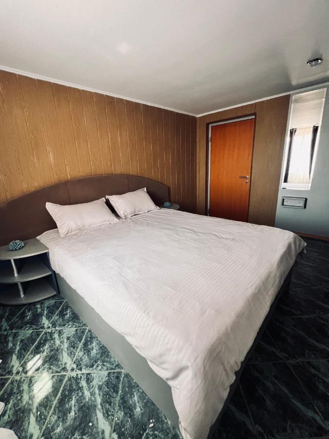 Hypnotic Villa Питешти Экстерьер фото