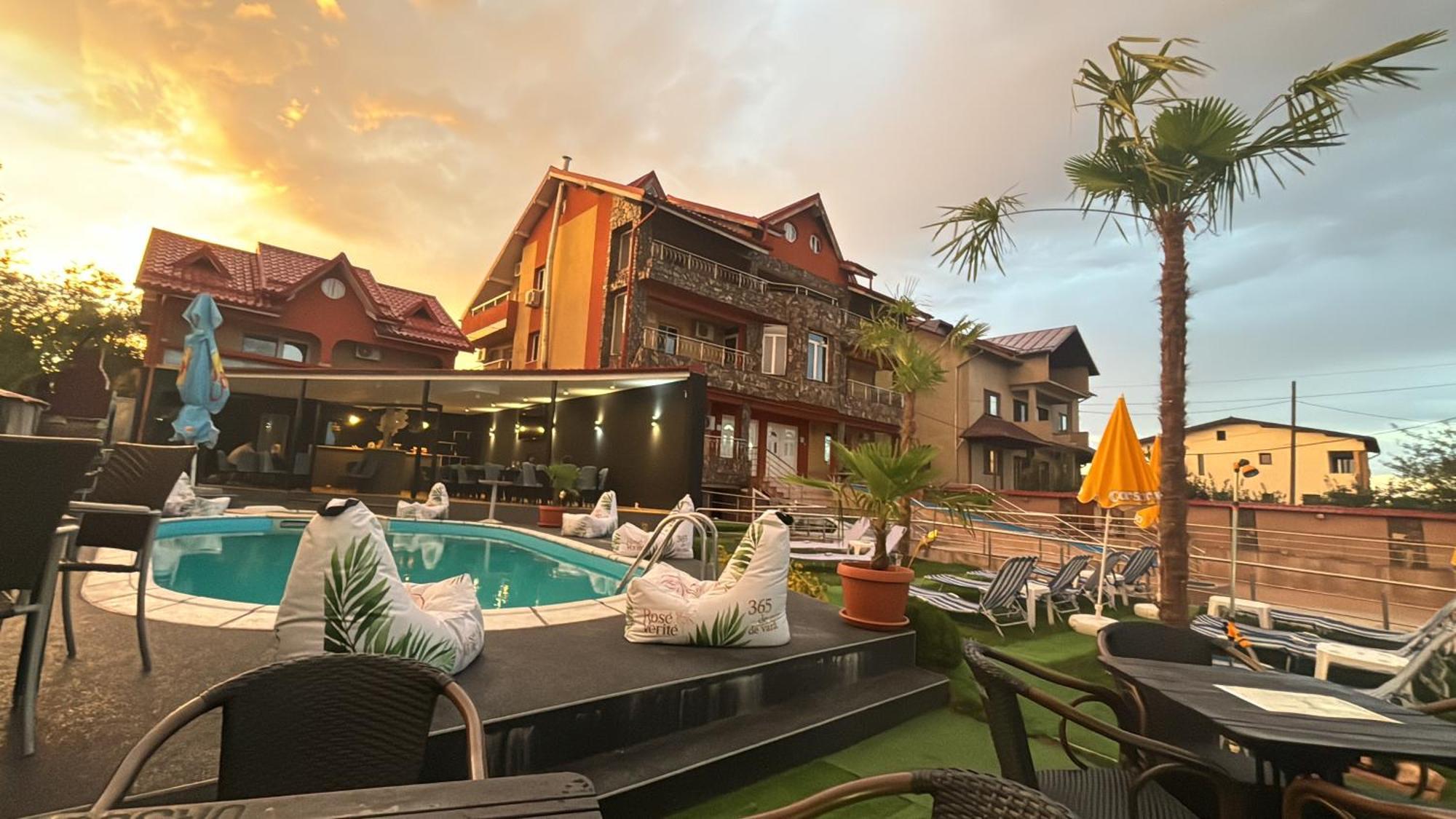 Hypnotic Villa Питешти Экстерьер фото